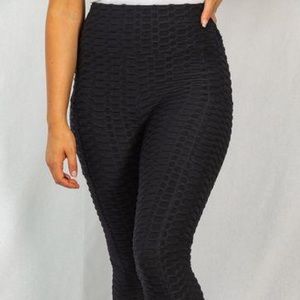 Textured “scrunch butt” best selling leggings!